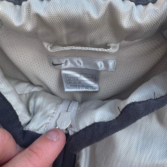 Nike Men's Silver Windbreaker Jacket - Picture 3 of 3